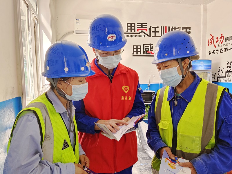 新疆天業(yè)天偉化工有限公司電石廠多措并舉點(diǎn)亮《職業(yè)病防治法》宣傳周（圖1）.jpeg