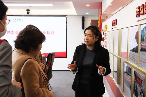 0331中國醫(yī)藥商業(yè)協(xié)會副會長兼秘書長蔣麗華一行到訪中化協(xié)-參觀.jpg