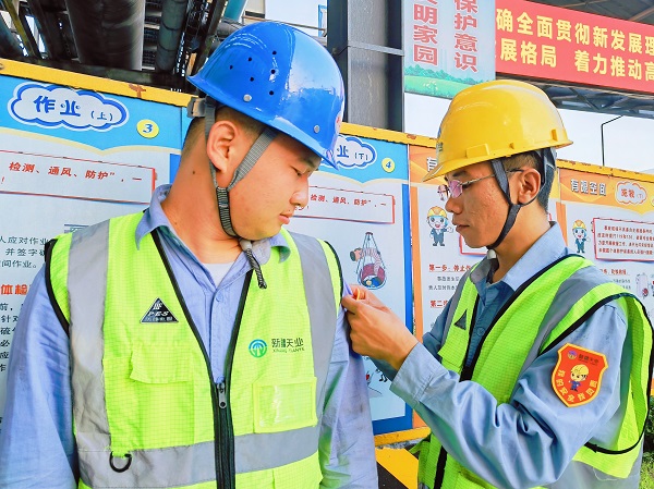 900多個(gè)安全臂章上崗啦！新疆天業(yè)天偉化工有限公司電石廠為職工配備“紅臂章”.jpeg